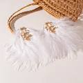 Detalle de pendientes con plumas blancas, ramas doradas y perlas de diseño vintage - Blanco (Aguja de acero)
