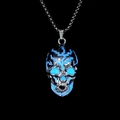 Leuchtende Hip-Hop-Totenkopf-Halskette mit blauem Leuchteffekt auf einer dunklen Metallkette - Blau