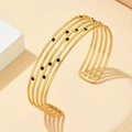 Verstelbare goudkleurige gelaagde roestvrijstalen armband met zwarte kralen details - Goud
