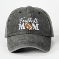 Vue détaillée de la broderie Football MOM sur une casquette en coton gris foncé délavé - Taille unique / Noir