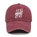 Berretto da baseball bordeaux in cotone lavato con lo slogan bianco IT IS WHAT IT IS - M(56-58cm) / Borgogna