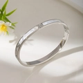 Brazalete de acero de titanio plateado con nácar blanco y tres circonitas brillantes - Plateado (Z236B)