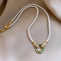 Collana di perle vintage francese con teste di leopardo dorate e cristalli verdi - Collana di Perle Bianche con Ciondolo ad Anello a Doppia Testa di Leopardo Dorata (Stile 41)