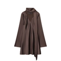 Elegantes tiefbraunes Satin-Kleid mit Schal-Ausschnitt und modischen Trompetenärmeln - XS / Kaffeebraun