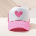 Detailansicht des pinkfarbenen Blumenherz-Drucks auf der weißen Mesh Trucker Kappe - Einheitsgröße / Rosa und Weiß