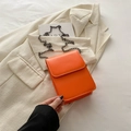 Mini borsa a tracolla arancione vivace con catena e patta su blazer chiaro - Arancione