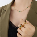 Conjunto de collar y anillos dorados con circones verde esmeralda en modelo elegante - Circonia Verde Esmeralda / Dorado