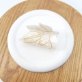 Detail of white leaf claw clip with gold vein patterns on a ceramic display tray - 8cm / White
