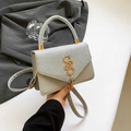 Elegante bolso bandolera gris con lentejuelas, solapa plateada y hebilla en S dorada - Plateado