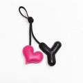 Dettaglio ciondolo per borsa in pelle cuore rosa e lettera Y nera con cuciture fini - Nero con Cuore Rosa Lampone