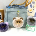 Dettagli di portachiavi a gatto in peluche viola, beige e grigio con ganci dorati - Cachi
