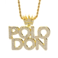 Dettaglio del ciondolo POLO DON dorato con corona e strass brillanti stile hip hop - Collana a catena di corda / Oro