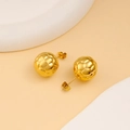 Dettaglio di orecchini a sfera dorati con finitura testurizzata trapuntata 18K - Orecchini a lobo (CK441) / Oro
