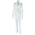 Detail van witte halter jumpsuit met diepe V-hals en nauwsluitende lange broekspijpen - S / Wit