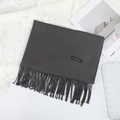 Écharpe épaisse gris foncé aspect cachemire avec franges et étiquette brodée chic - 70×200cm / Gris clair