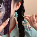 Gros plan détaillé de boucles d'oreilles ethniques avec turquoise et pampilles de perles - Style 18# Or Bleu (Tige d'oreille en argent)
