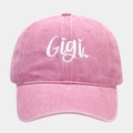 Dettaglio del ricamo Gigi sulla superficie del cappellino da baseball in cotone rosa - Regolabile / Rosa
