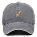Dettaglio del ricamo a giraffa su un cappellino da baseball in cotone grigio lavato - Grigio