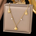 Goldene Halskette mit Muschel, Seestern-Anhänger und Perlen auf einer Box - Halskette / Seestern Muschel Perle Stil (XLH92)