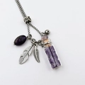 Collana boho argento con gemma viola, piume di metallo e bottiglietta di ghiaia viola - Ametista