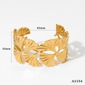 Detail van 34mm brede gouden opengewerkte ginkgo blad manchet met 64mm diameter - Ginkgo Blad Hol(A1154) / Goud