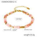 Détail d'un bracelet en pierre naturelle rose avec breloque cœur en acier plaqué or 18k - Style Perle Boulier Rose (E589-5)
