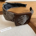 Dettaglio fascia per capelli in tessuto paisley con fibbia in legno marrone retrò - Grigio