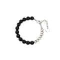 Detail eines Perlenarmbands mit schwarzen Kugeln, Silberkette und Karabinerverschluss - Schwarze Glänzende Perle