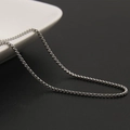 Collar de cadena de caja redonda de acero inoxidable plateado en fondo minimalista - 1.5mm de Ancho 45cm de Largo / Color Acero