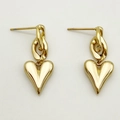 Pendientes de corazón dorados con diseño de eslabones de cadena de acero sobre fondo blanco - Dorado