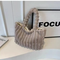 Détail du sac cabas en fausse fourrure taupe avec texture côtelée et anse pompon - Gris clair