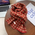 Κόκκινο-καφέ καρό πλεκτό κασκόλ με ετικέτα Trendy Scarf σε ξύλινο τραπέζι - 136cm / Κόκκινο Καφέ Καρό