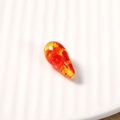 Gros plan détaillé d'une perle en résine ambrée en forme de larme avec dégradé coloré - 1 Pièce / Motif Transparent