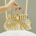 Bolso de noche dorado plisado con adorno floral de diamantes y asa metálica elegante - Dorado