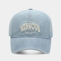 Gros plan sur casquette vintage en denim délavé bleu clair avec broderie Nervous - Réglable / Bleu clair