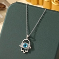 Collier Main de Fatma argenté avec œil bleu et zircons sur boîte cadeau verte - A13-argent