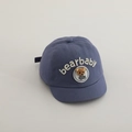 Dettaglio del cappellino blu navy per neonati con ricamo bearbaby e applicazione orsetto - Bambino piccolo (46-48cm) / Blu