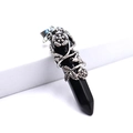 Détail d'un pendentif hexagonal en obsidienne noire avec motif floral argenté vintage - Cristal Noir