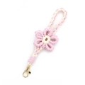 Dettaglio del portachiavi a fiore fatto a mano all'uncinetto con petali rosa e gancio d'oro - Rosa
