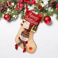 3D Schneemann Weihnachtsstrumpf Geschenkbeutel mit Aufschrift auf verschneitem Grund - Schneemann