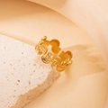 Detalle de la intrincada textura de encaje dorado y patrones geométricos en el anillo abierto - Encaje calado - Oro