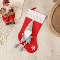 Roter Weihnachtsstrumpf mit grauer Gnom-Puppe und weißem Schneeflocken-Muster - Rot