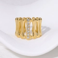 Anello in acciaio placcato oro 18K con sette cristalli e design geometrico a fascia larga - Regolabile / Oro
