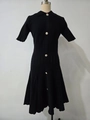 Détail du col polo et des boutons métalliques argentés sur la robe noire en maille - S / Noir (Prévente)