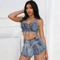 Zweiteiliges Denim-Set mit Neckholder-Crop-Top und ausgefransten High-Waist-Shorts in Blau - S / Oberteil Und Rock / Blau