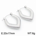 Pendientes de acero inoxidable plateado en forma de V con textura de rombos - Forma V con Ribetes Color Acero (KE112413-KFC)