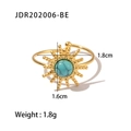 Detail eines Sonnenstrahl-Titanstahlrings mit eingelegtem Türkis und 1,6cm Sonnenmotiv - Goldene Sonne Türkis Ring-JDR202006-BE