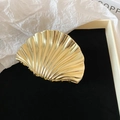 Elegante pinza para el cabello de metal dorado en forma de concha con acabado pulido - 9cm / Concha / Dorado
