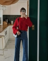 Maglione rosso a trecce da donna abbinato a jeans blu in un selfie allo specchio - S / Rosso