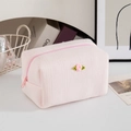 Gesteppte hellrosa Kosmetiktasche mit 3D-Rose und vertikalem Streifenmuster - Rosa